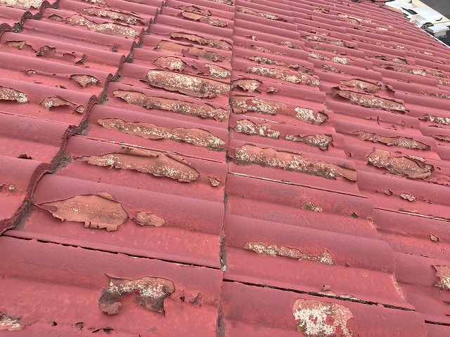 塗膜が剥離したセメント瓦